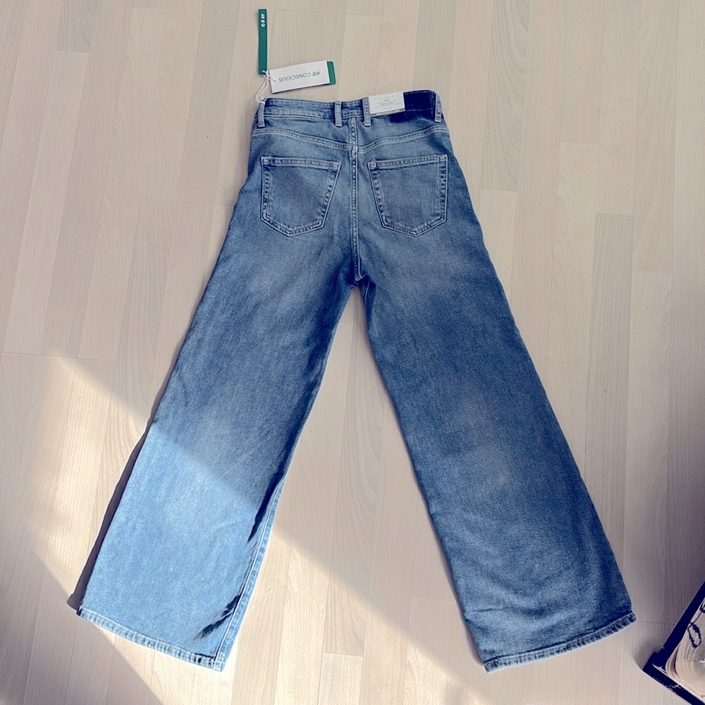H&M high waisted wide leg cropped blue jeans - Picture 3 of 3